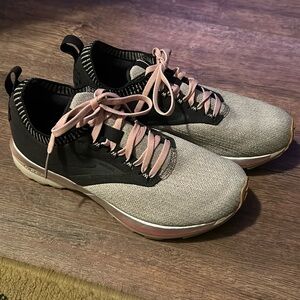 Brooks Ricochet women’s size 7 like new
